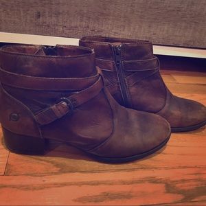 Size 8.5 Born bootie